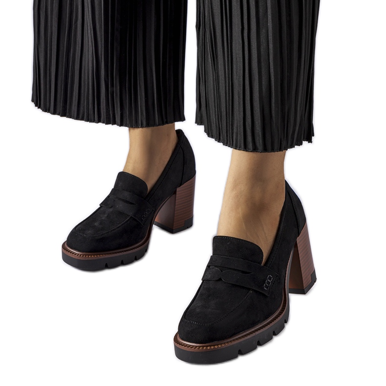 Schwarze Pumps mit Ledereinsatz von Vinceza