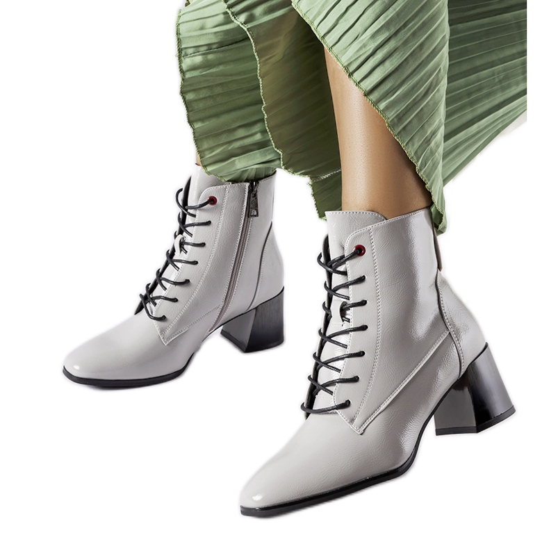 Inna Graue, isolierte Stiefeletten von Vinceza