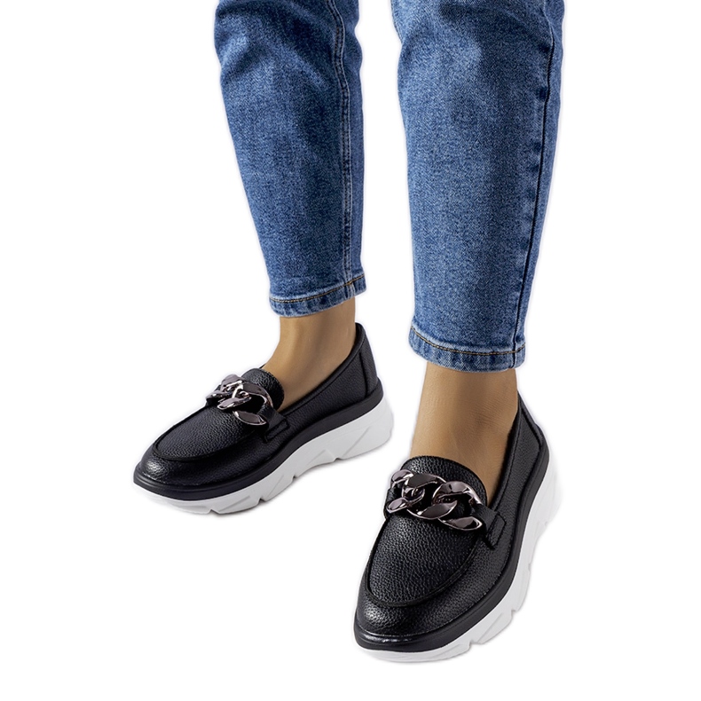 Schwarze Slipper mit einer Vinceza-Kette