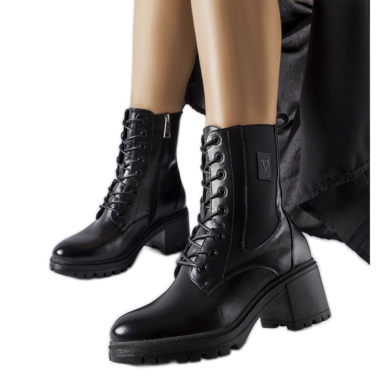 Schwarze, isolierte Stiefeletten von Vinceza