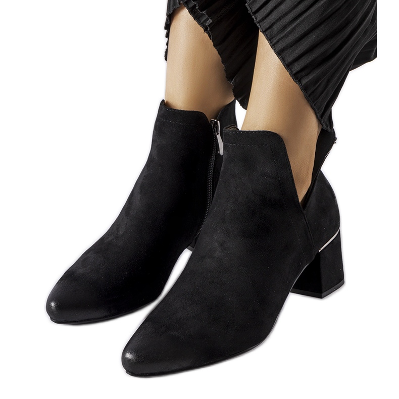 Schwarze Stiefeletten mit niedrigem Absatz von Vinceza