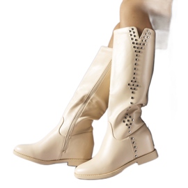 Beige Keilstiefel, verziert mit Vito-Druckknöpfen