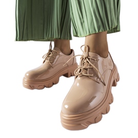 Beige Lacklederschuhe Kelly