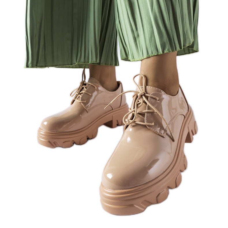 Beige Lacklederschuhe Kelly