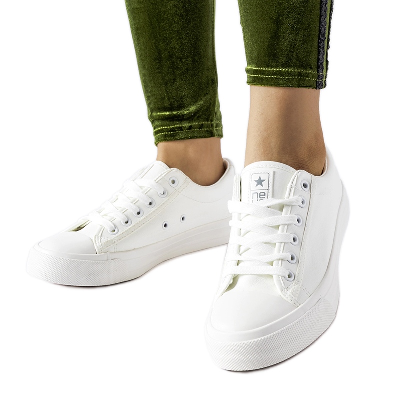 NEWS Weiße klassische Mushirah-Sneaker