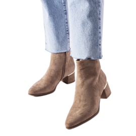 Beigefarbene Stiefel mit niedrigem Absatz von Tayyib