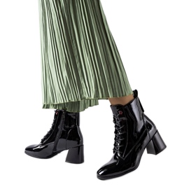 Schwarze Lackstiefeletten von Vinceza