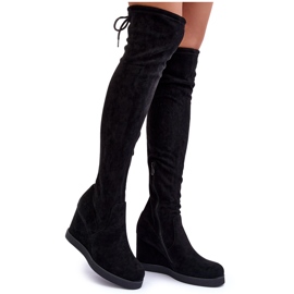 Schwarze, oberschenkelhohe Stiefel aus Mephal-Wildleder mit Keilabsatz