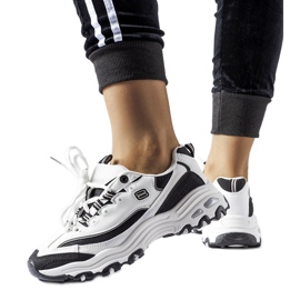 Weiße und schwarze Sport-Sneaker von Kouri