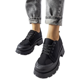 Schwarze Schuhe mit massiver Spitzensohle