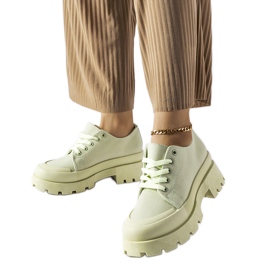 Grüne Schuhe mit massiver Spitzensohle