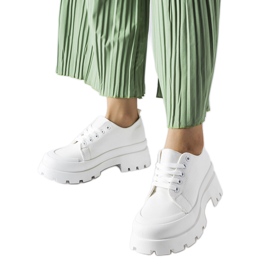 Weiße Schuhe mit massiver Spitzensohle