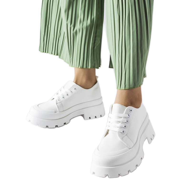 Weiße Schuhe mit massiver Spitzensohle