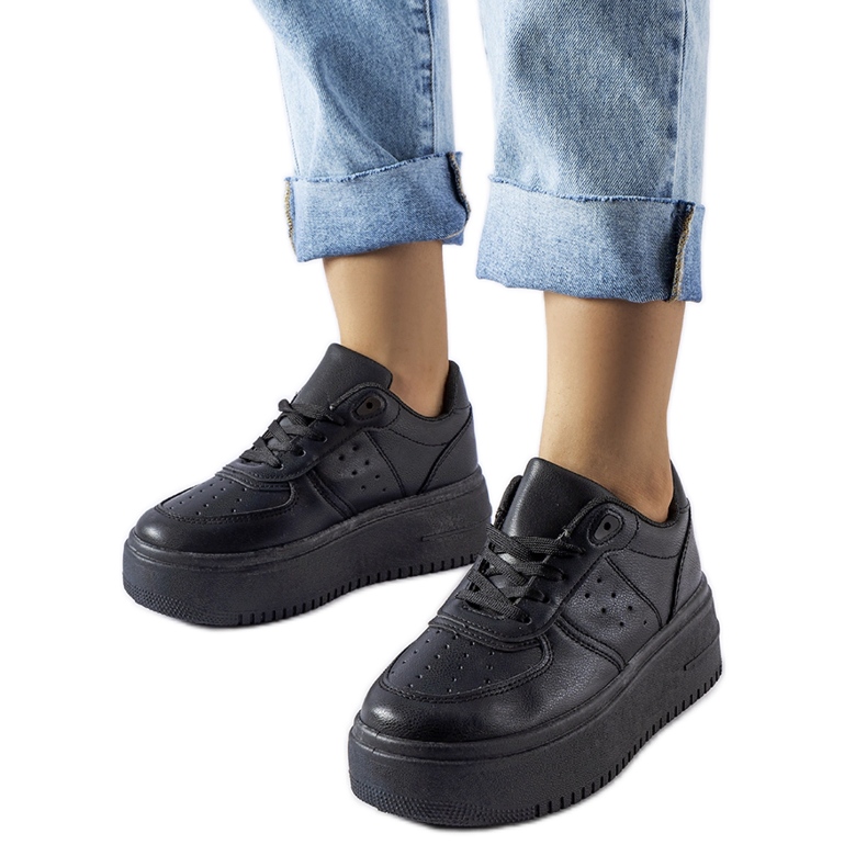 Schwarze Turnschuhe auf der Kassab-Plattform