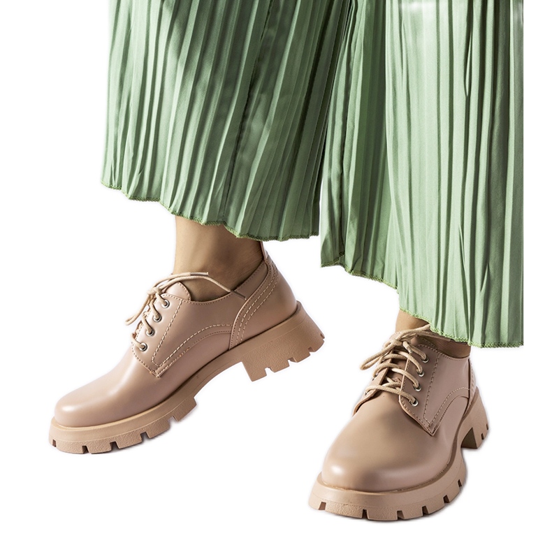 Beigefarbene Schuhe mit mattem Charleston-Finish