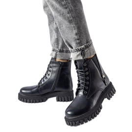 Schwarze Schnürstiefelette mit Latsch-Strasssteinen