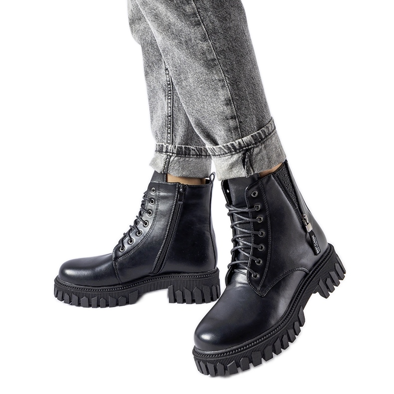 Schwarze Schnürstiefelette mit Latsch-Strasssteinen