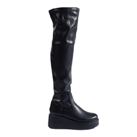 Schwarze Musketiere aus Öko-Leder auf der Shelovet-Plattform