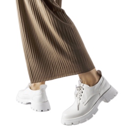 Weiße Schuhe mit mattem Charleston-Finish