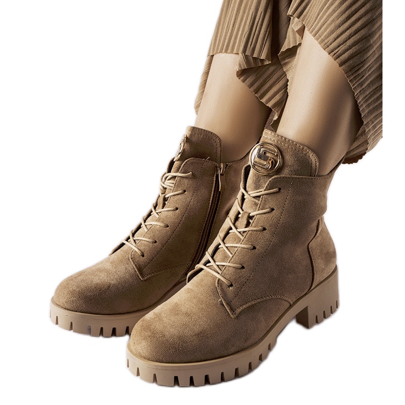 Beige isolierte Noha-Öko-Wildlederstiefel