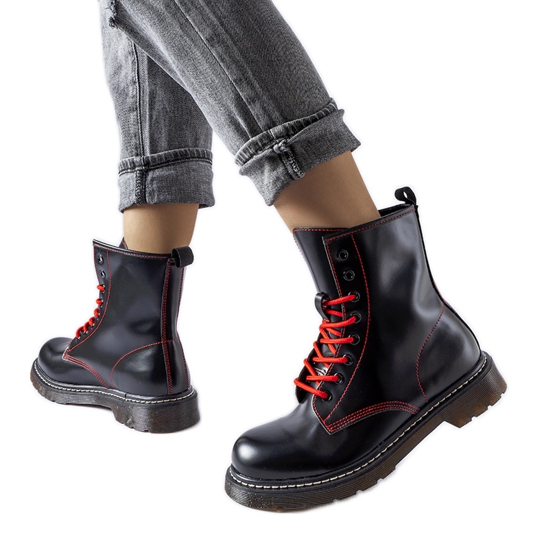 Inna Schwarze Stiefel, verziert mit rotem Rocco-Faden