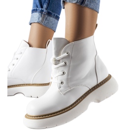 Weiße Arbeiterschuhe auf dickem Sacco-Plateau