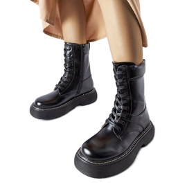 Schwarze isolierte Arbeiterstiefel auf der Davi-Plattform