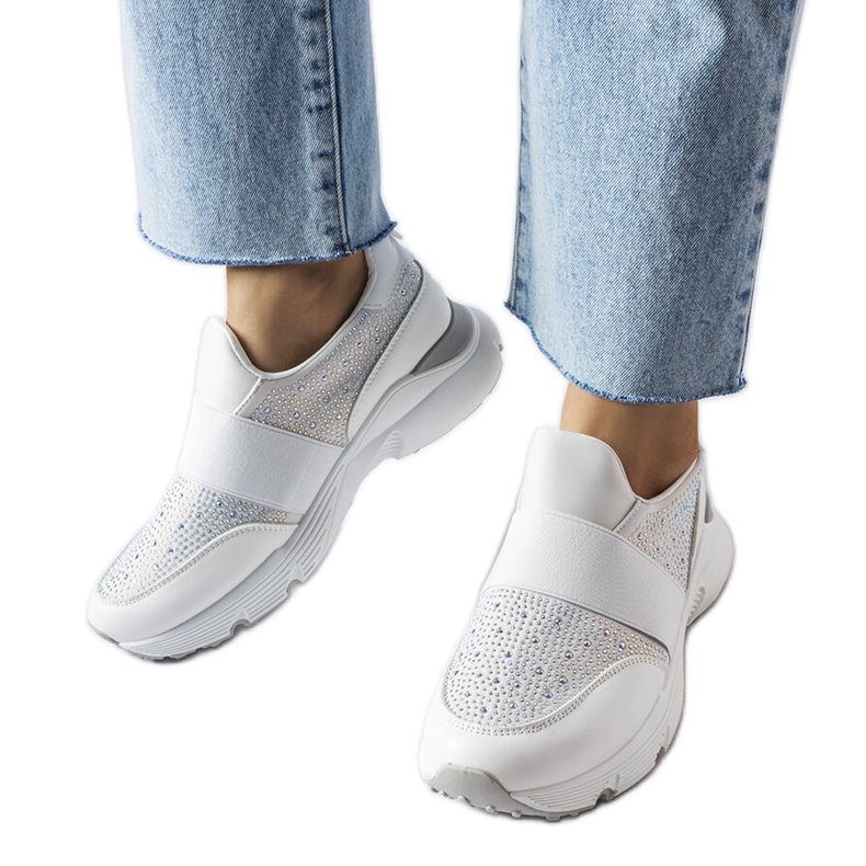 Weiße Sneakers mit silbernen Milea-Dekorationen