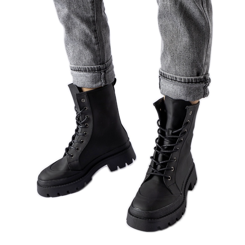 Inna Schwarze Sneakers mit mattem Thiery-Finish