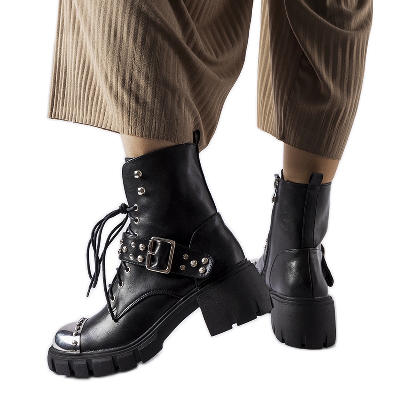 Schwarze dekorative Stiefel mit flachem Absatz von Garret