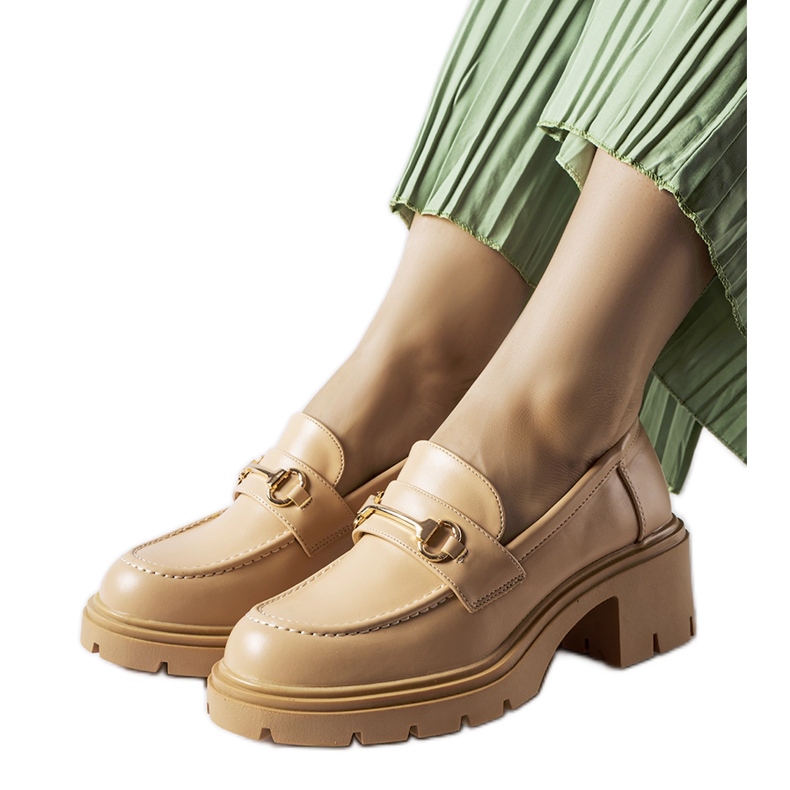 Beigefarbene Schuhe mit hohen Absätzen von Fabrizio