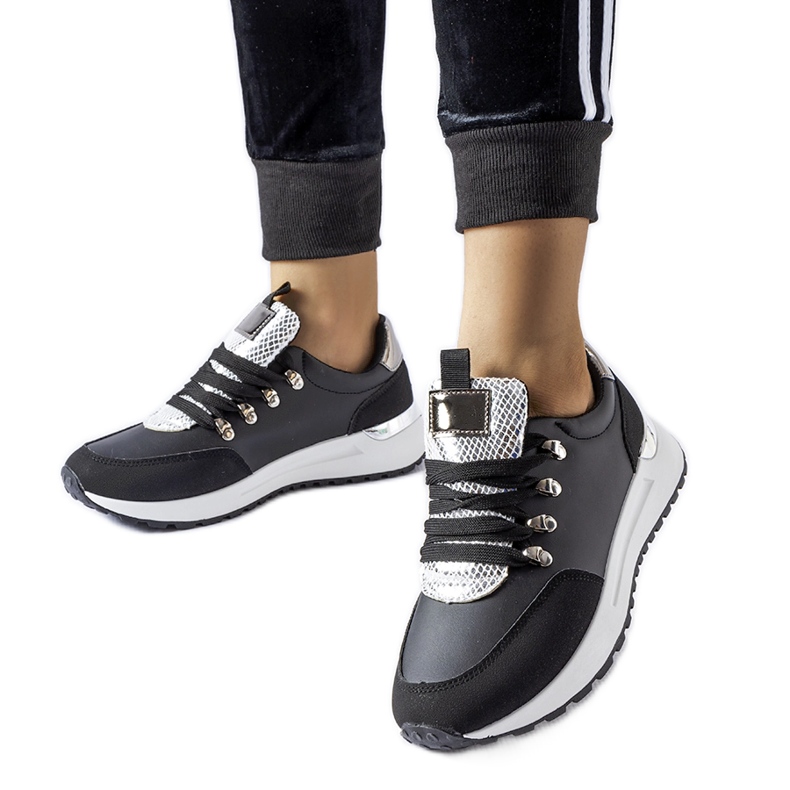 Schwarze Sneakers mit silberner Frum-Dekoration