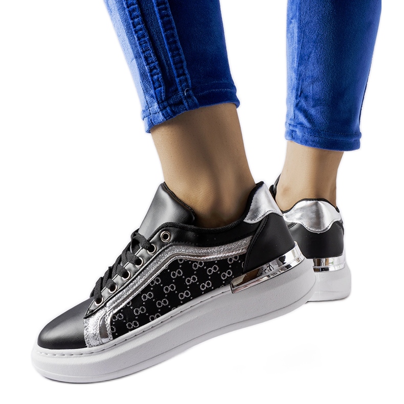 Schwarze Sneaker mit silbernem Leo-Dekor