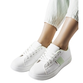 Weiße Sportschuhe mit mintfarbenen Accessoires von Marei