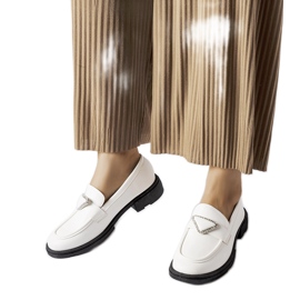 Weiße Mokassins, verziert mit Marsilius-Strasssteinen