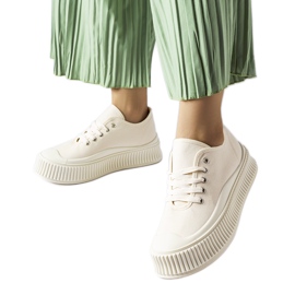 Beigefarbene Sneakers auf einem dicken Rina-Plateau