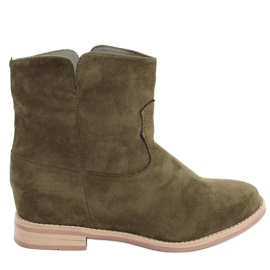 Stiefel auf einem versteckten Hirschgrün-Keil