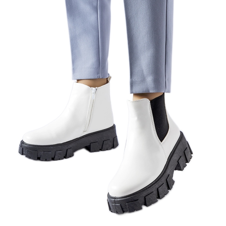 Massive weiße und schwarze Petronio-Stiefeletten