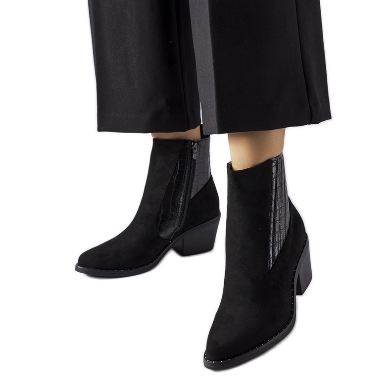 Schwarze Stiefeletten aus Öko-Wildleder mit niedrigem Absatz von Sovere