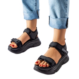 Schwarze Sportsandalen auf der Tampa-Plattform