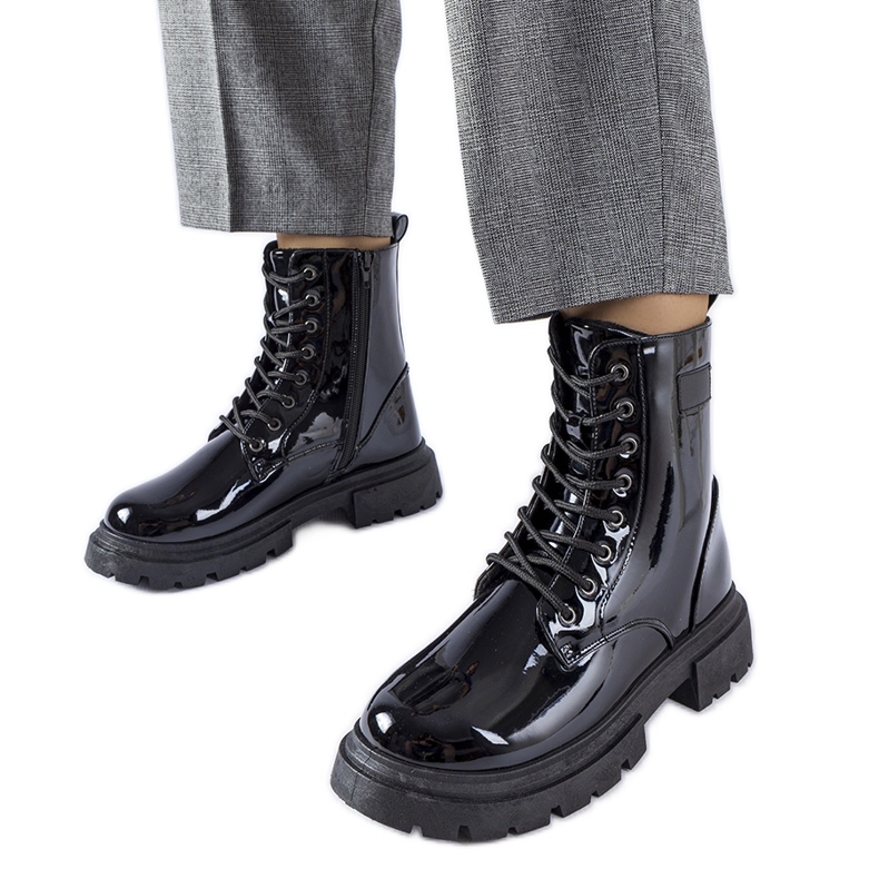 Inna Schwarze, isolierte Mestervi-Lackstiefel