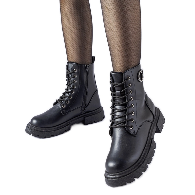 Schwarze isolierte Stiefel mit Broberg-Zirkonen