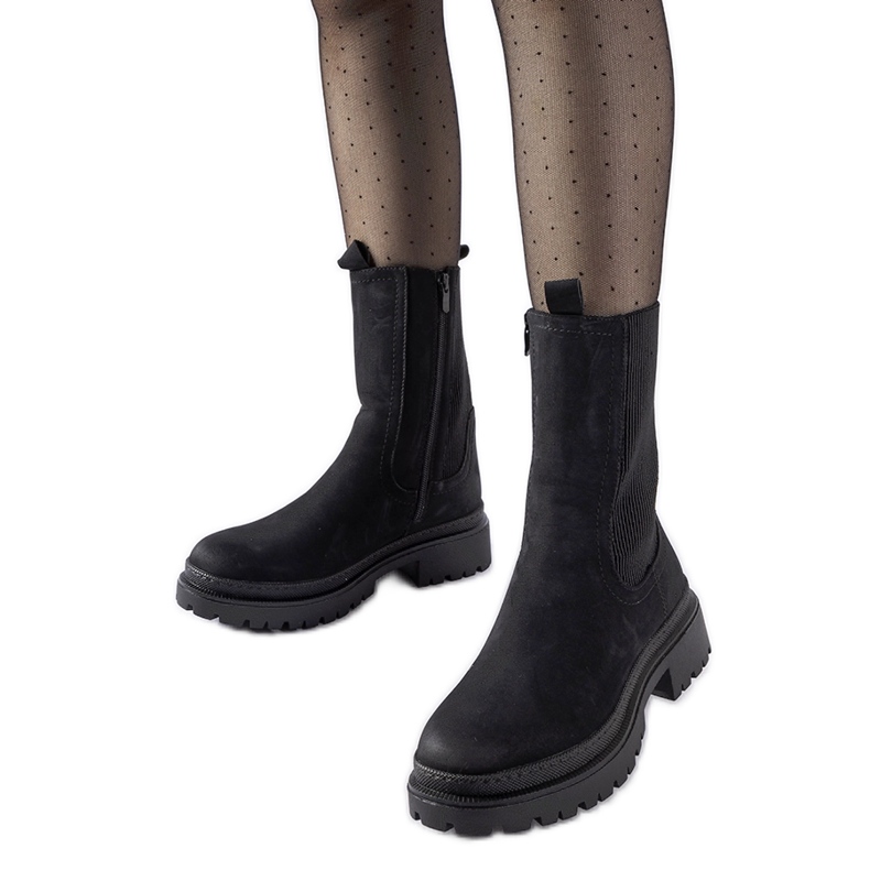 Schwarze, isolierte hohe Bernardo-Stiefel