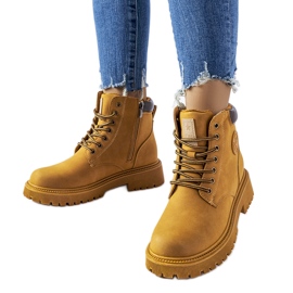 Karamellfarbene isolierte Doutor-Stiefel braun