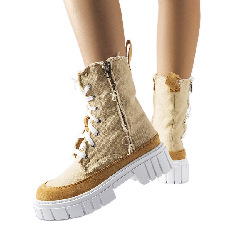 Beige isolierte Crispiero-Stiefel