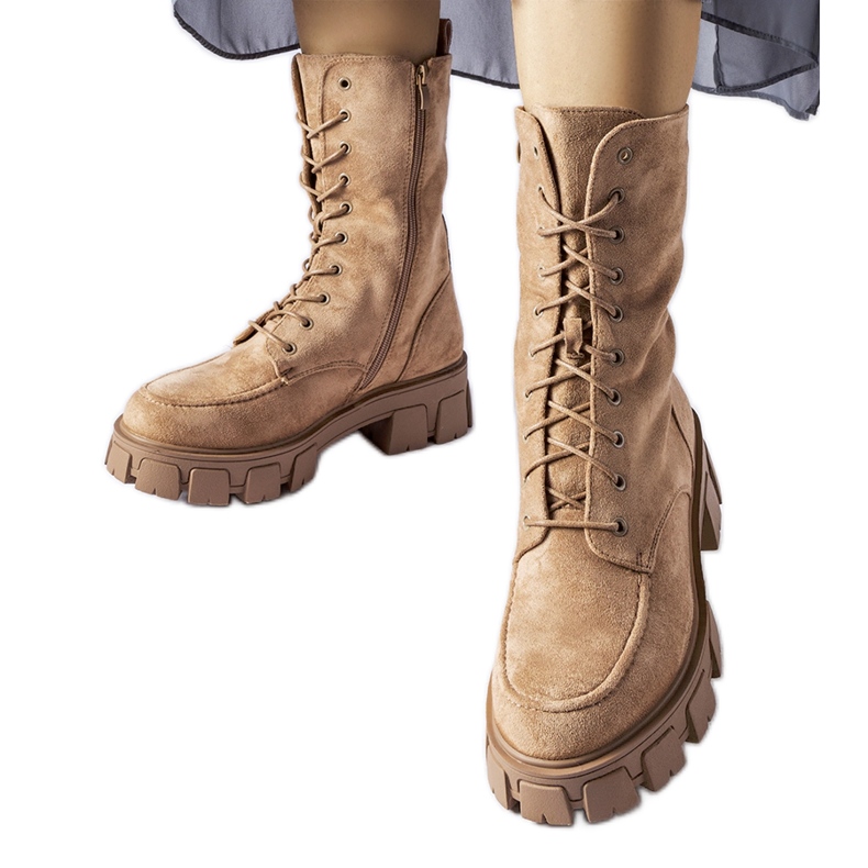 Hellbraune isolierte hohe Stiefel von Ines beige