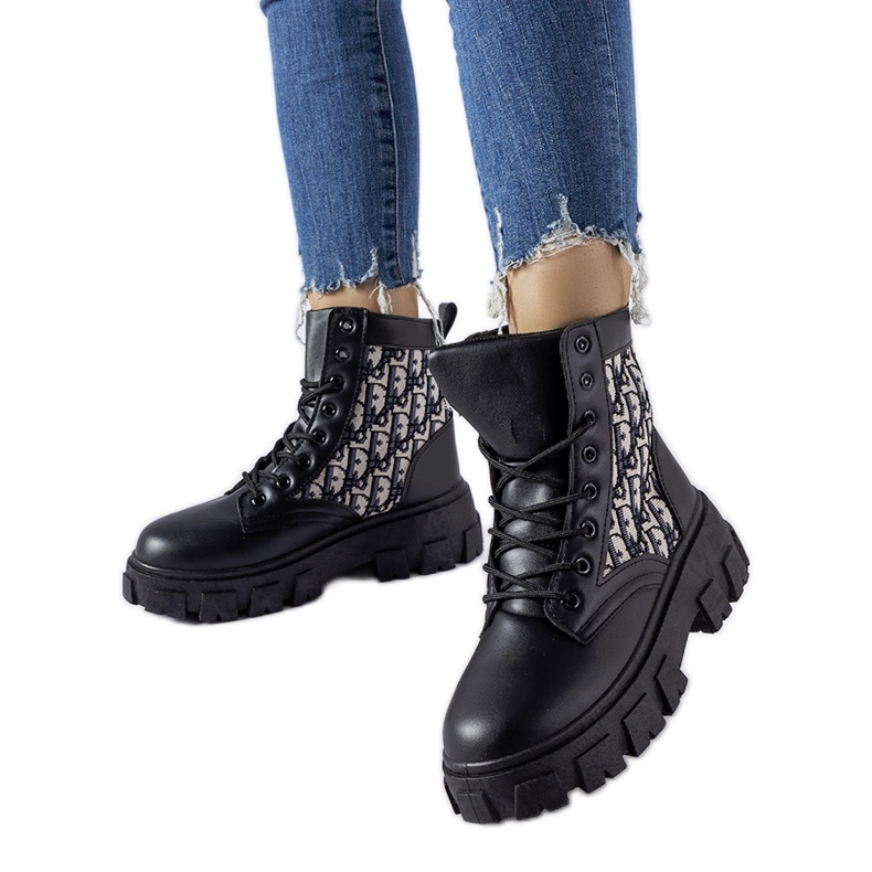 Schwarze Stiefeletten mit dekorativen Madelene-Schriftzügen