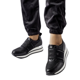 Schwarze Turnschuhe mit silberner Andre-Verzierung