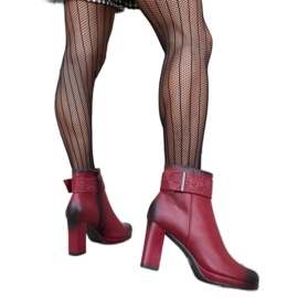 Rote Stiefeletten mit dekorativem Creil-Riemen