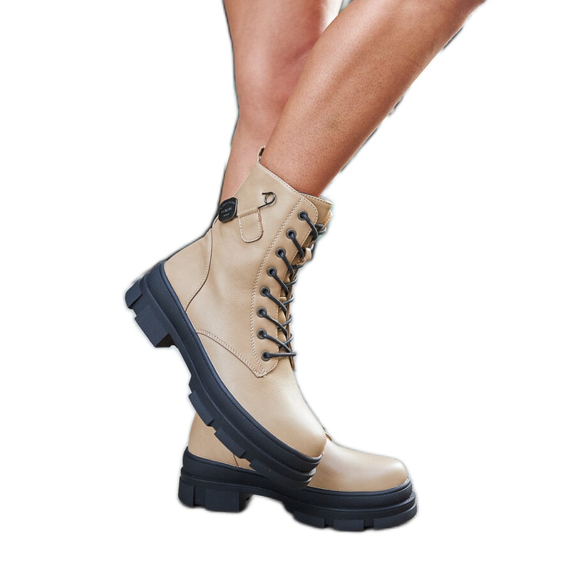Inna Beige isolierte Stiefel mit Sicherheitsnadel von Saavedra
